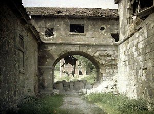 ガラス工場、ヴォクロット、カフィー、アイネ、フランス、1917年（オートクローム） 作： Fernand Cuville
